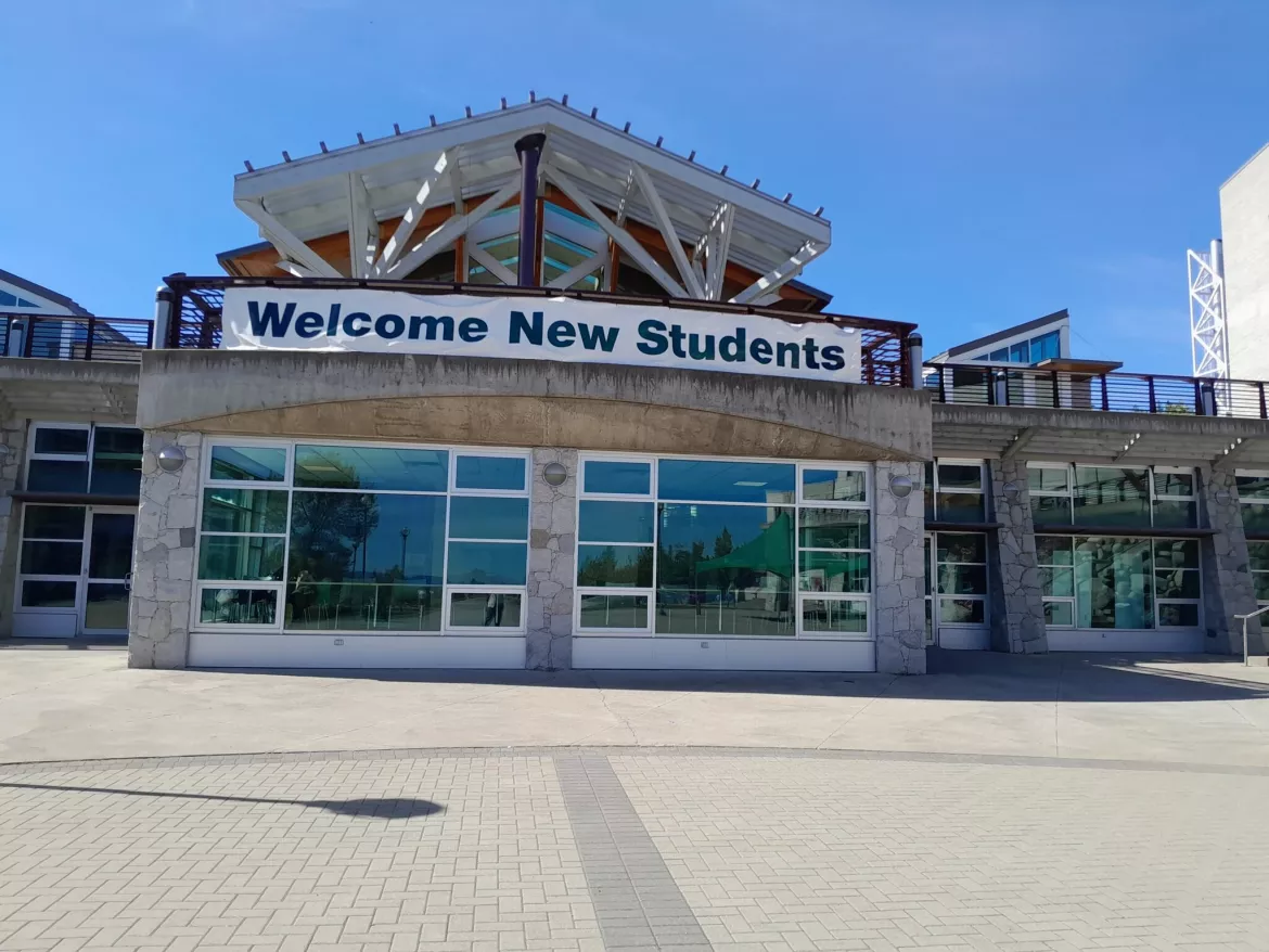 A banner with welcome new students on a building 