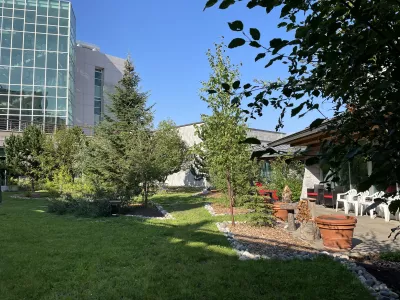 Wabooz Garden with red chairs