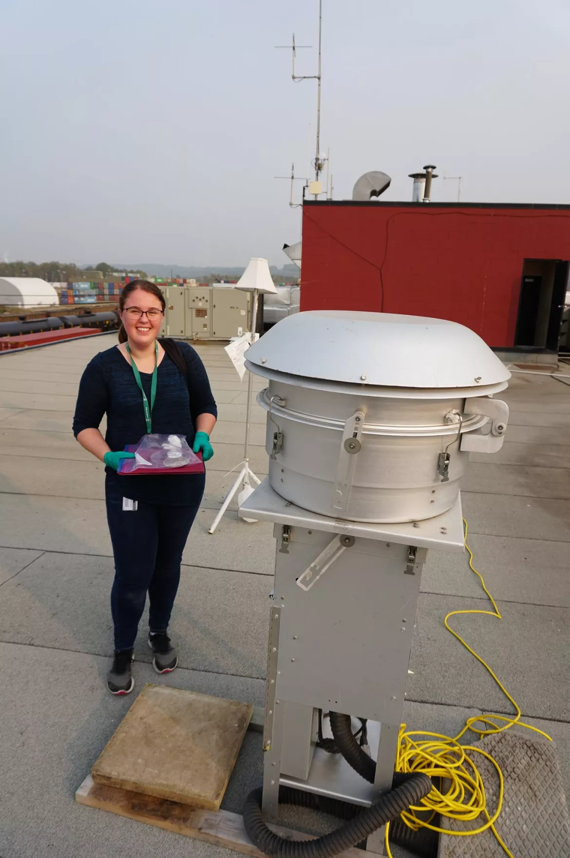 Mya Schouwenburg next to an air sampler